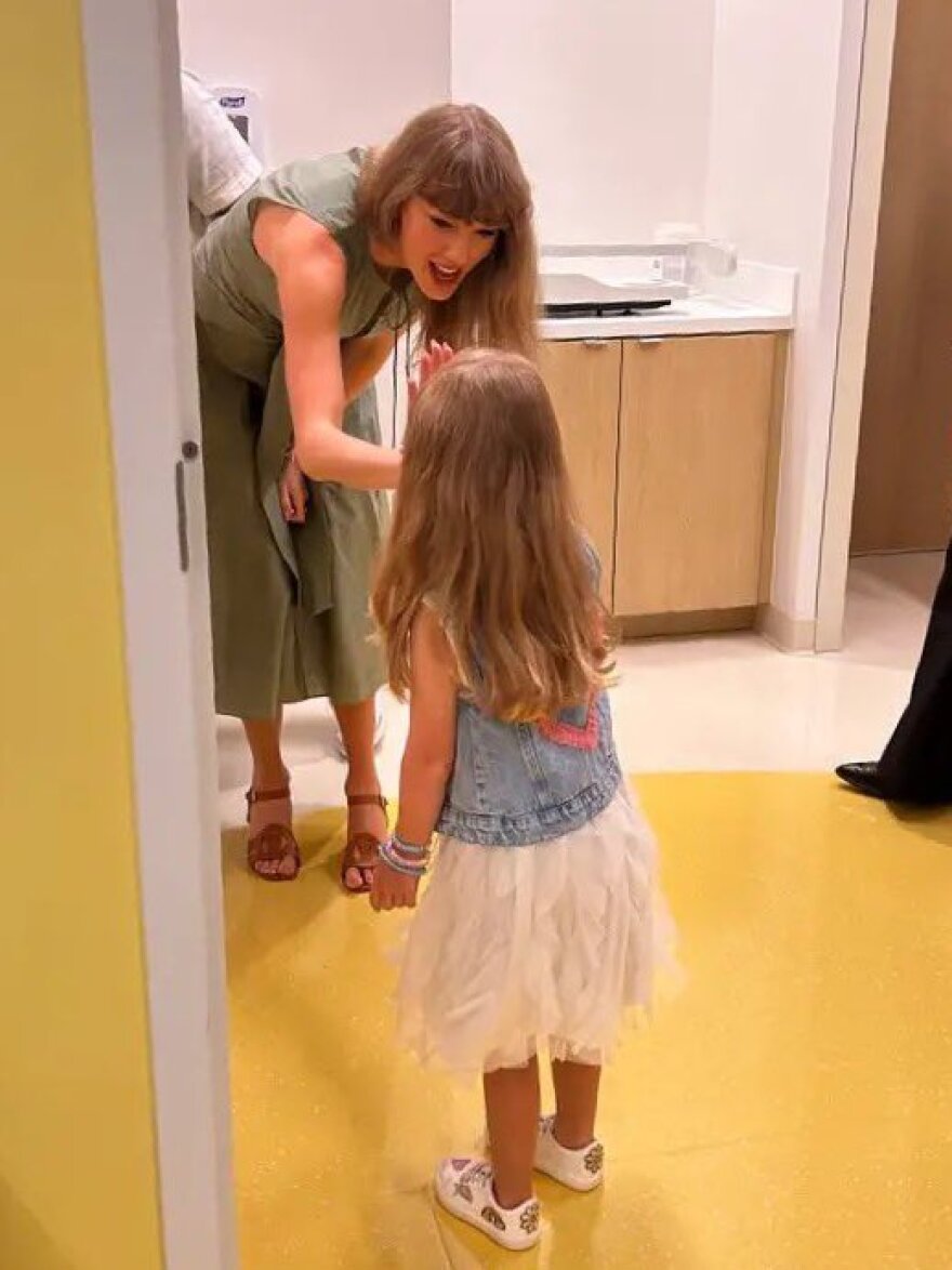 Η Τέιλορ Σουίφτ επισκέφτηκε παιδιατρικό νοσοκομείο στη Φλόριντα και συγκίνησε μικρούς και μεγάλους