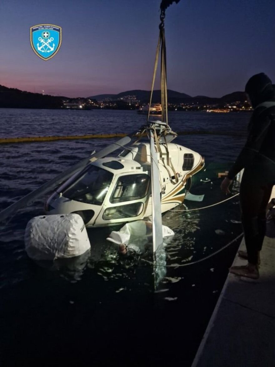 Πτώση ελικοπτέρου στη Βουλιαγμένη: Εντολή για έρευνα έδωσε ο εισαγγελέας, ελεύθερος ο 57χρονος κυβερνήτης