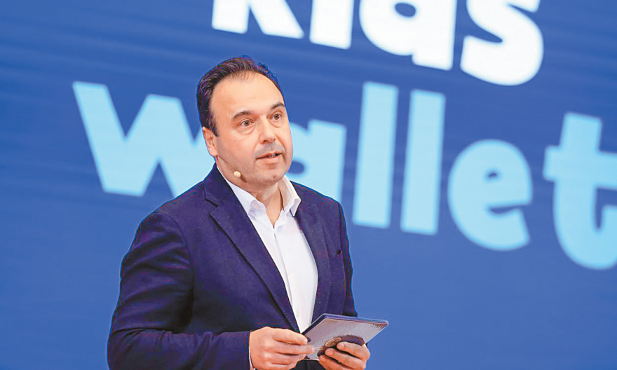 Εθισμός στο Διαδίκτυο: Χωρίς social media μέχρι τα 15 - TikTok και Instagram μόνο με... γονική άδεια