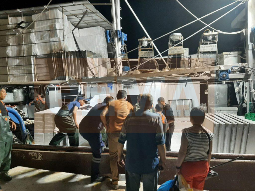 Καπετάνιος αλιευτικού αψήφησε τα μποφόρ και μετέφερε 78χρονη καρκινοπαθή από τη Σαμοθράκη στην Αλεξανδρούπολη Καπετάνιος αλιευτικού αψήφησε τα μποφόρ και μετέφερε 78χρονη καρκινοπαθή από τη Σαμοθράκη στην Αλεξανδρούπολη