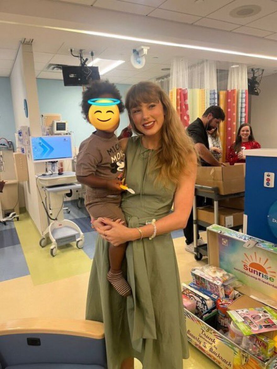 Η Τέιλορ Σουίφτ επισκέφτηκε παιδιατρικό νοσοκομείο στη Φλόριντα και συγκίνησε μικρούς και μεγάλους