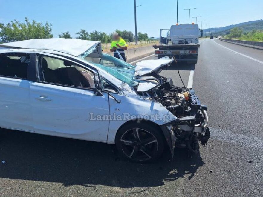 Φωτογραφίες: Αυτοκίνητο έπεσε στο διαχωριστικό διάζωμα της Εθνικής Αθηνών-Λαμίας, στο νοσοκομείο ο οδηγός