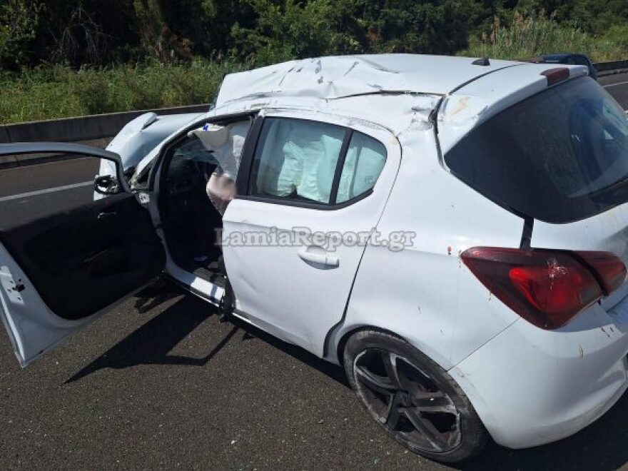 Φωτογραφίες: Αυτοκίνητο έπεσε στο διαχωριστικό διάζωμα της Εθνικής Αθηνών-Λαμίας, στο νοσοκομείο ο οδηγός
