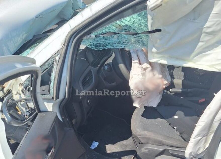 Φωτογραφίες: Αυτοκίνητο έπεσε στο διαχωριστικό διάζωμα της Εθνικής Αθηνών-Λαμίας, στο νοσοκομείο ο οδηγός