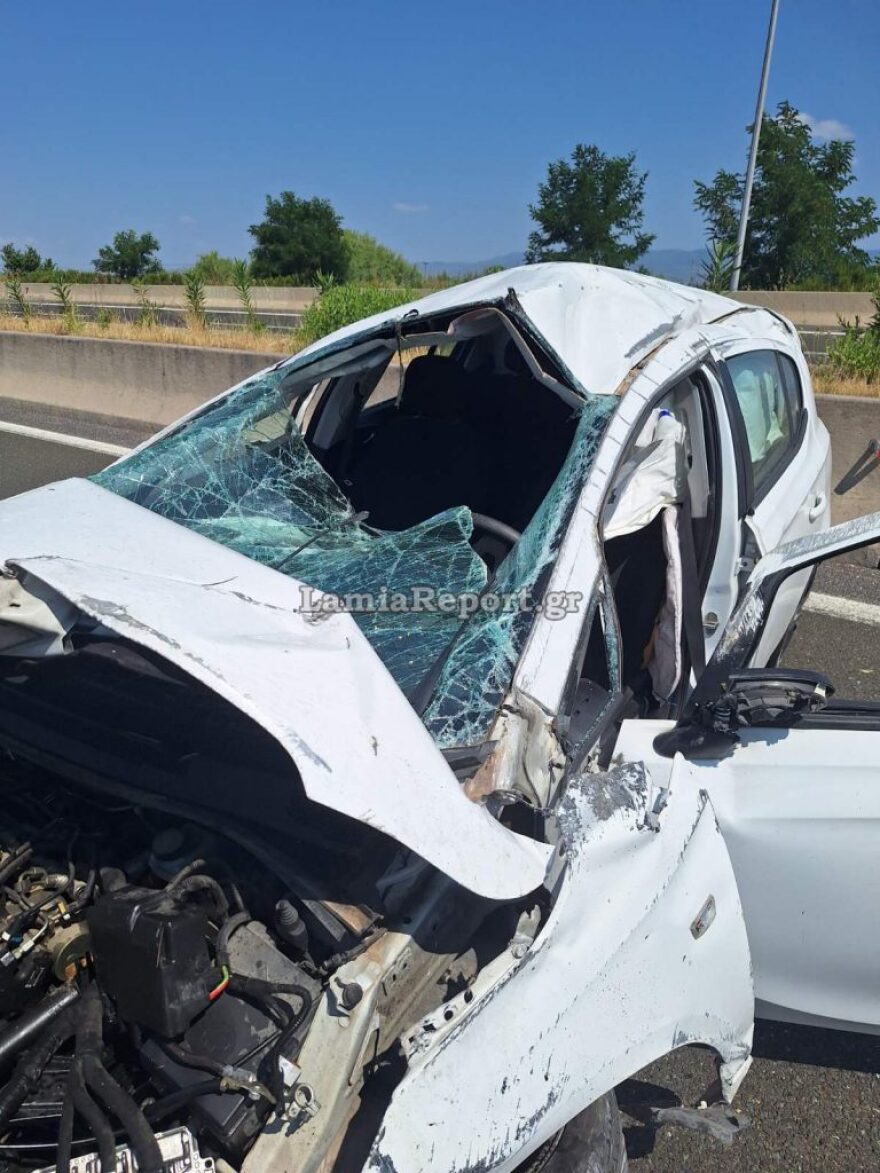 Φωτογραφίες: Αυτοκίνητο έπεσε στο διαχωριστικό διάζωμα της Εθνικής Αθηνών-Λαμίας, στο νοσοκομείο ο οδηγός