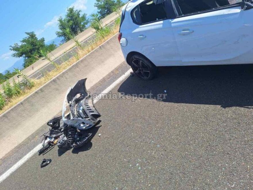 Φωτογραφίες: Αυτοκίνητο έπεσε στο διαχωριστικό διάζωμα της Εθνικής Αθηνών-Λαμίας, στο νοσοκομείο ο οδηγός