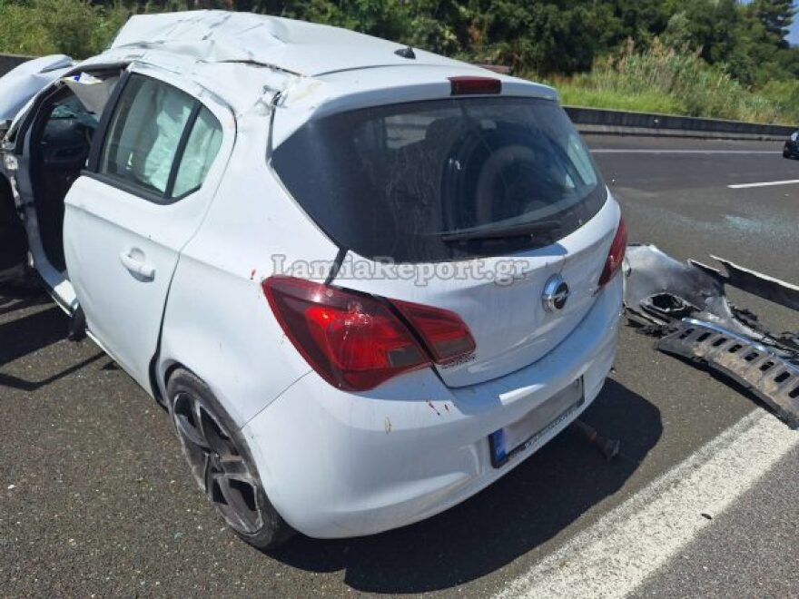 Φωτογραφίες: Αυτοκίνητο έπεσε στο διαχωριστικό διάζωμα της Εθνικής Αθηνών-Λαμίας, στο νοσοκομείο ο οδηγός