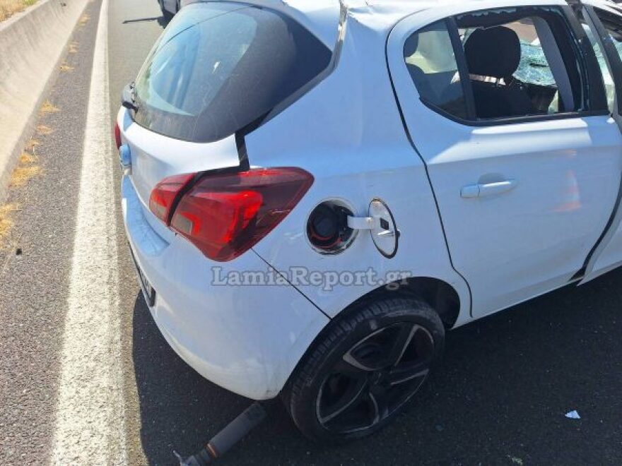 Φωτογραφίες: Αυτοκίνητο έπεσε στο διαχωριστικό διάζωμα της Εθνικής Αθηνών-Λαμίας, στο νοσοκομείο ο οδηγός