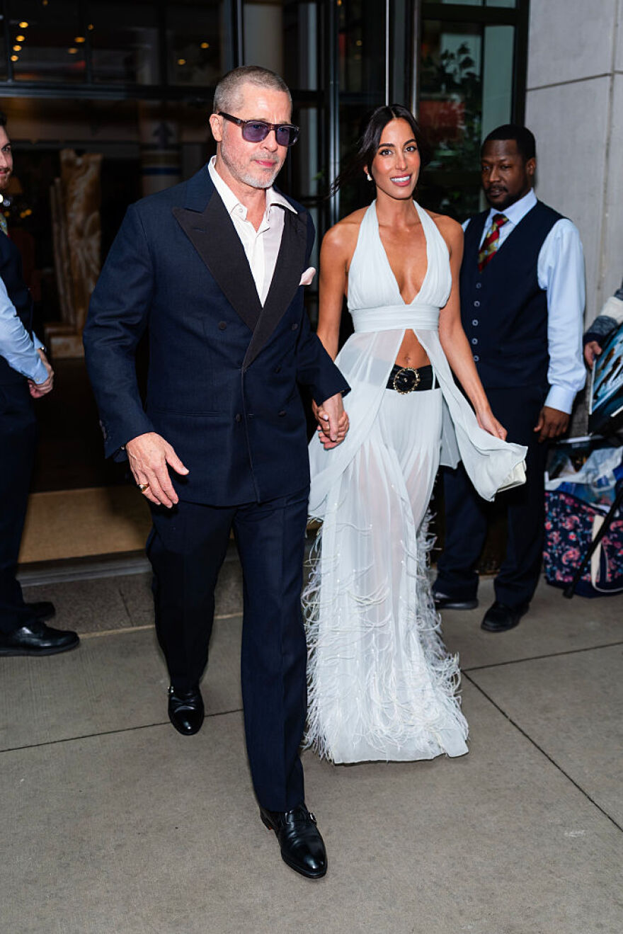 Ο Μπραντ Πιτ στην πρεμιέρα της νέας του ταινίας «F1» αγκαλιά με την Ινές ντε Ραμόν