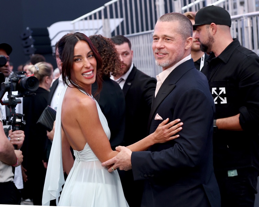 Ο Μπραντ Πιτ στην πρεμιέρα της νέας του ταινίας «F1» αγκαλιά με την Ινές ντε Ραμόν