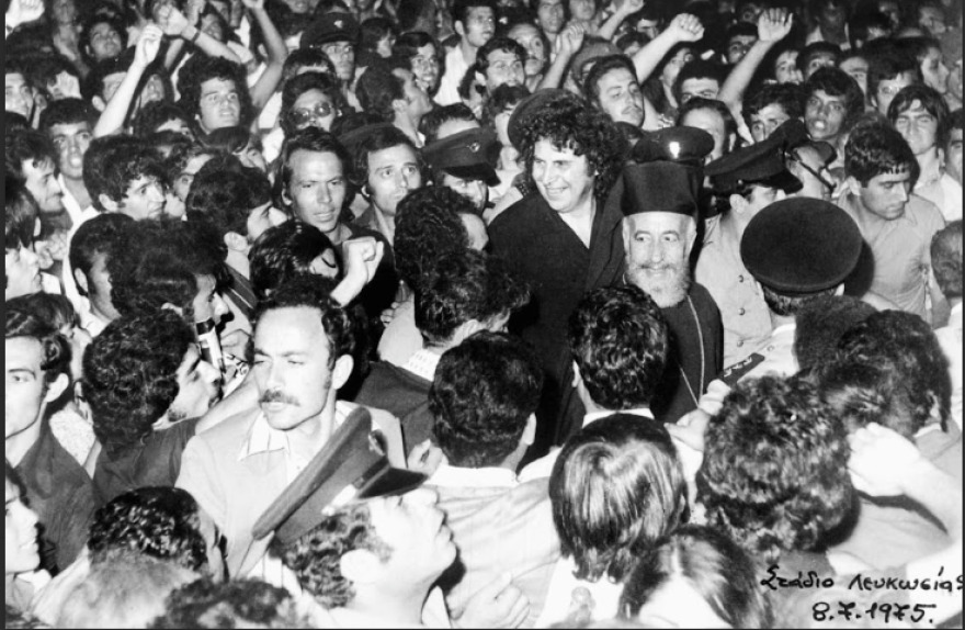 Μίκης Θεοδωράκης: Το άλμπουμ της ζωής του μέσα σε ένα νέο βιβλίο