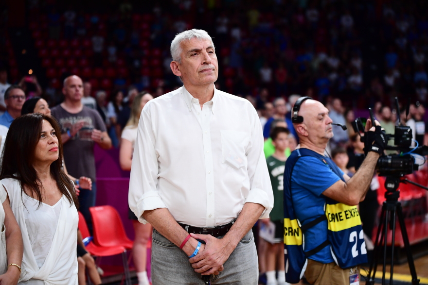 Eurobasket Γυναικών: Στο ΣΕΦ ο  Φασούλας και η σύζυγός του για να καμαρώσουν την κόρη τους στο Ελλάδα - Ελβετία 