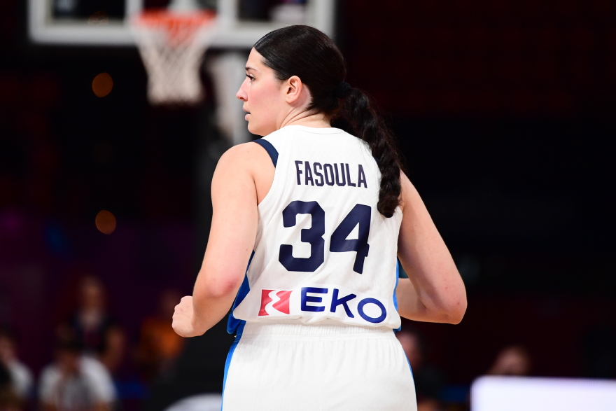 Eurobasket Γυναικών: Στο ΣΕΦ ο  Φασούλας και η σύζυγός του για να καμαρώσουν την κόρη τους στο Ελλάδα - Ελβετία 