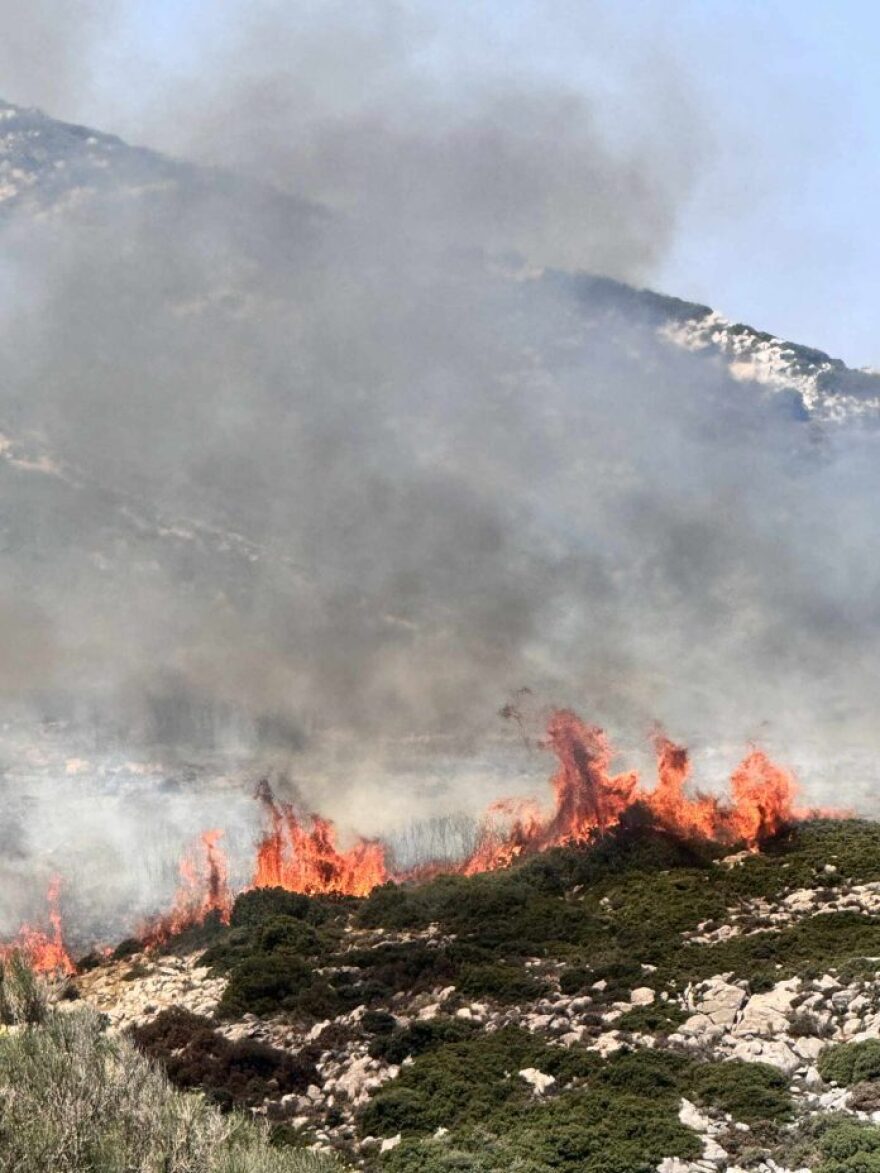 Μαίνεται η φωτιά στη Νάξο - Μεταβαίνουν δυνάμεις από Σύρο, Σαντορίνη, Πάρο, Πειραιά, δείτε φωτογραφίες