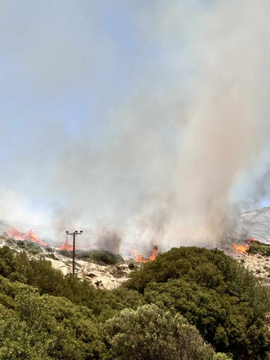 Μαίνεται η φωτιά στη Νάξο - Μεταβαίνουν δυνάμεις από Σύρο, Σαντορίνη, Πάρο, Πειραιά, δείτε φωτογραφίες
