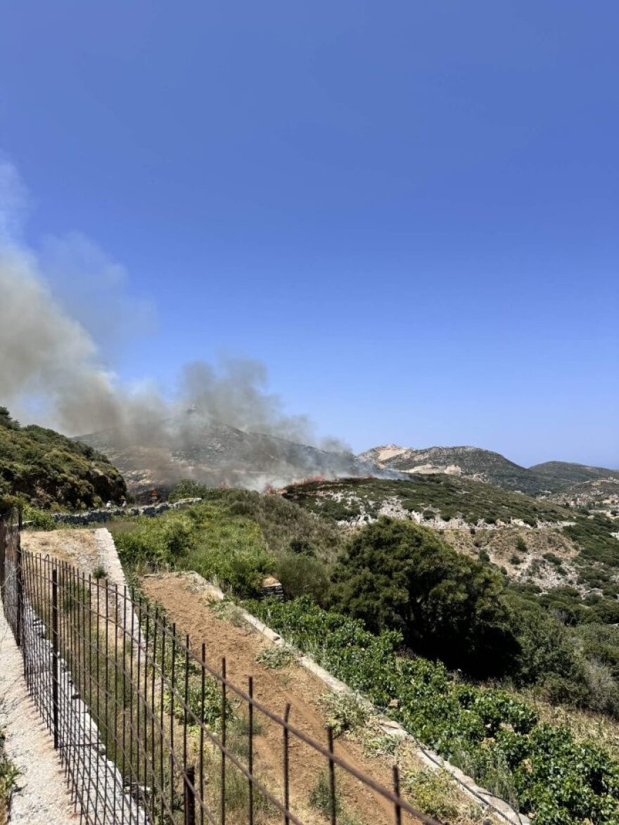Μαίνεται η φωτιά στη Νάξο - Μεταβαίνουν δυνάμεις από Σύρο, Σαντορίνη, Πάρο, Πειραιά, δείτε φωτογραφίες