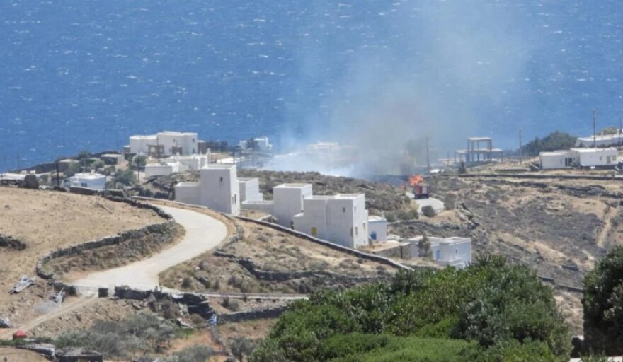 Υπό μερικό έλεγχο η φωτιά στην Τήνο