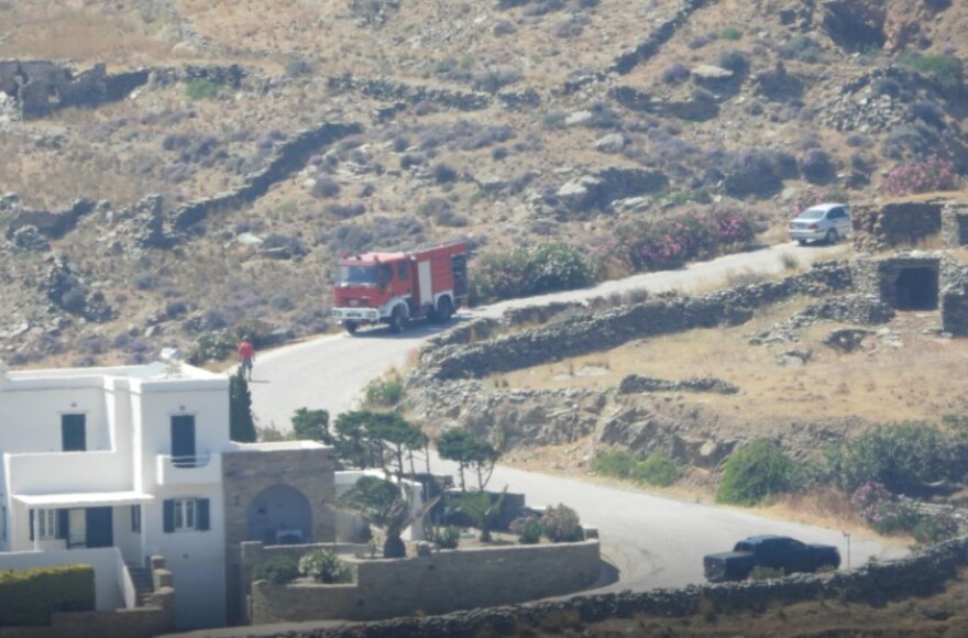 Υπό μερικό έλεγχο η φωτιά στην Τήνο