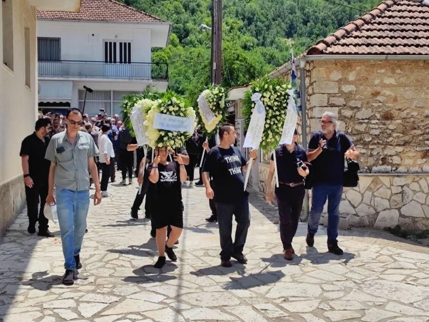 Με κλαρίνα και μοιρολόι το τελευταίο «αντίο» στον Πετρολούκα Χαλκιά στα Ιωάννινα