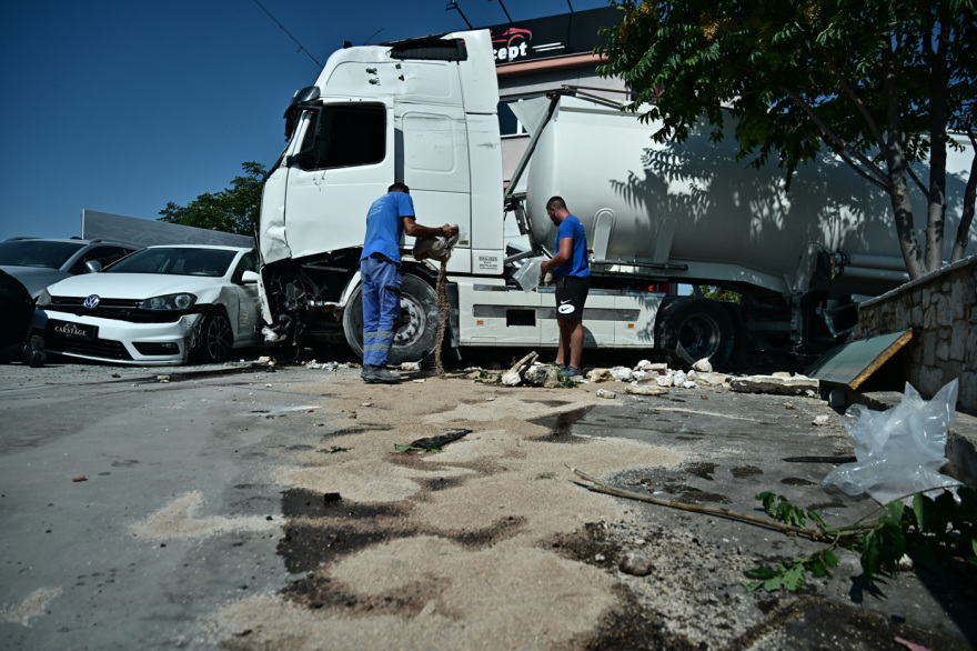 Εικόνες χάους στο Μενίδι - Βυτιοφόρο καρφώθηκε σε καταστήματα επί της Λ. Καραμανλή