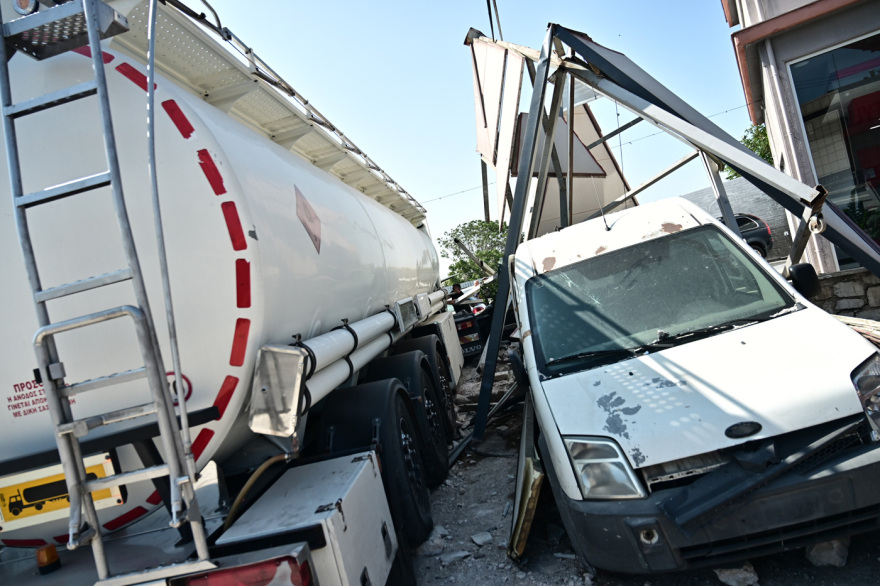 Εικόνες χάους στο Μενίδι - Βυτιοφόρο καρφώθηκε σε καταστήματα επί της Λ. Καραμανλή