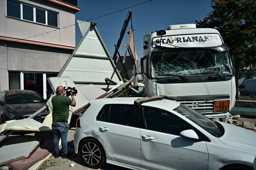 Εικόνες χάους στο Μενίδι - Βυτιοφόρο καρφώθηκε σε καταστήματα επί της Λ. Καραμανλή