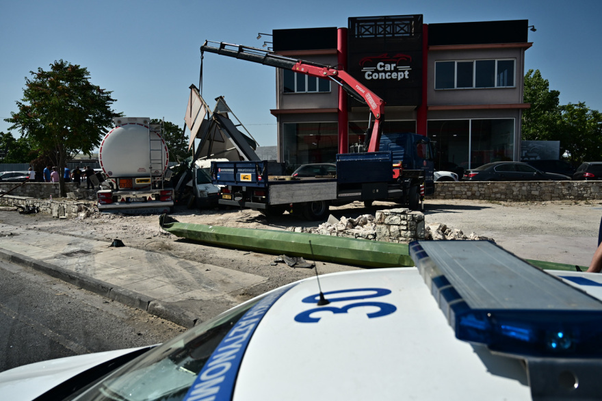 Εικόνες χάους στο Μενίδι - Βυτιοφόρο καρφώθηκε σε καταστήματα επί της Λ. Καραμανλή