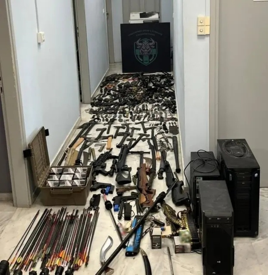 Χανιά: Έκρυβε στο σπίτι του σπαθιά, τσεκούρια και όπλα - Καλούσε μέσω social media σε επιθέσεις κατά αστυνομικών