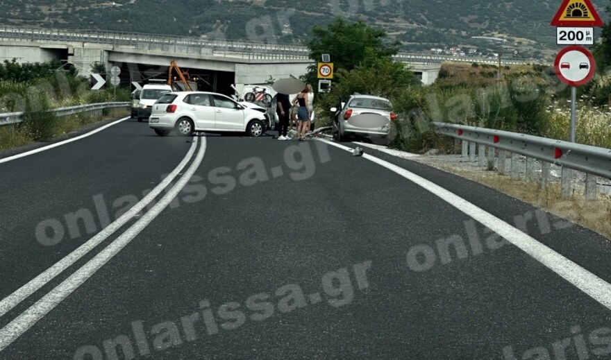 Σύγκρουση δύο οχημάτων στη Λάρισα με 3 τραυματίες, ο ένας σοβαρά