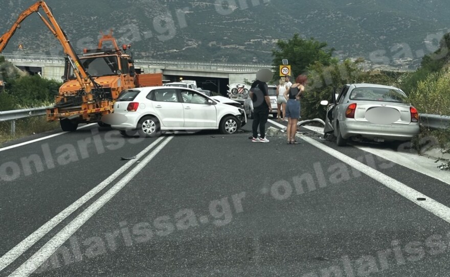 Σύγκρουση δύο οχημάτων στη Λάρισα με 3 τραυματίες, ο ένας σοβαρά