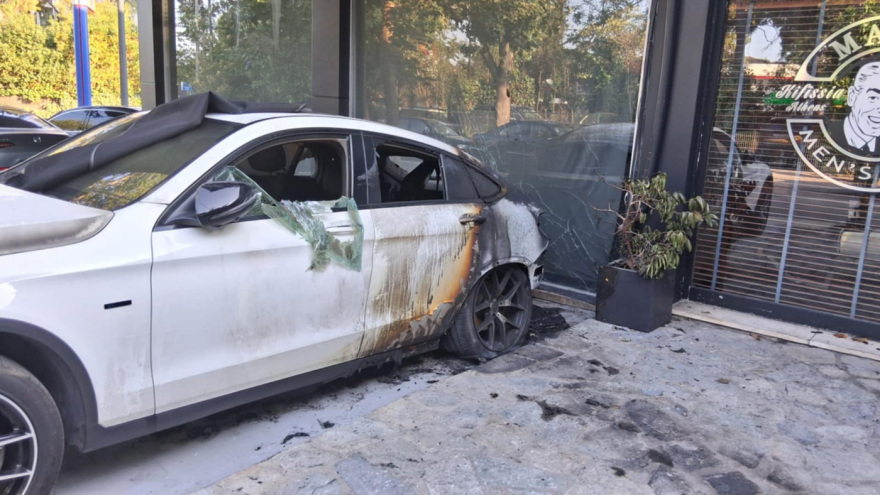 Κηφισιά: Επίθεση με γκαζάκια σε έκθεση αυτοκινήτων - Δείτε φωτογραφίες