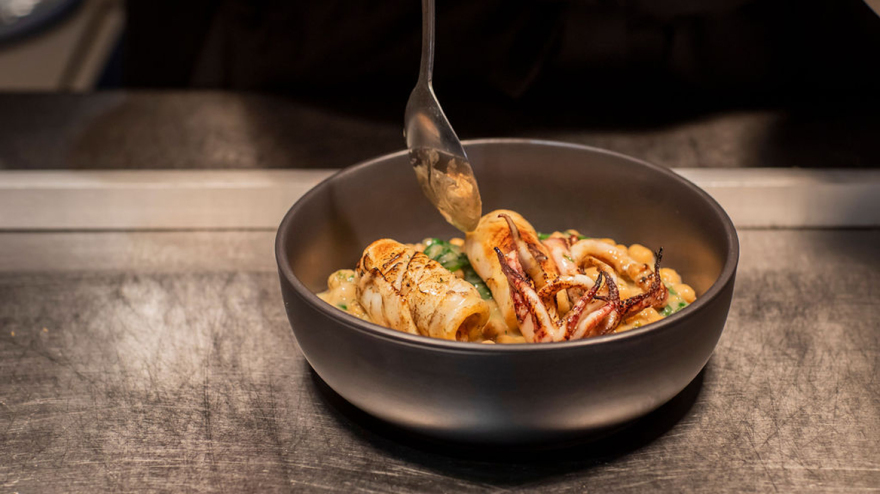 Striggla: Η γαστροταβέρνα στα Βόρεια Προάστια με τη νόστιμη ελληνική κουζίνα του Θωμά Μάτσα