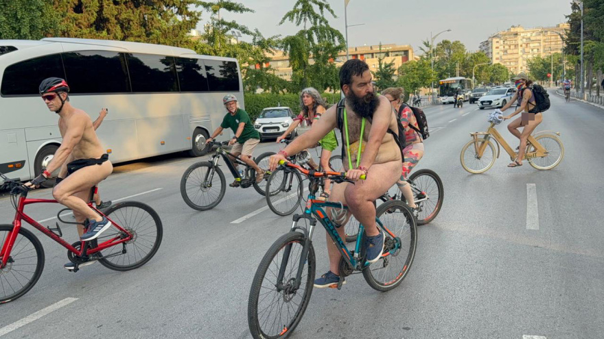 Γέμισε γυμνούς ποδηλάτες η Θεσσαλονίκη - Δείτε φωτογραφίες