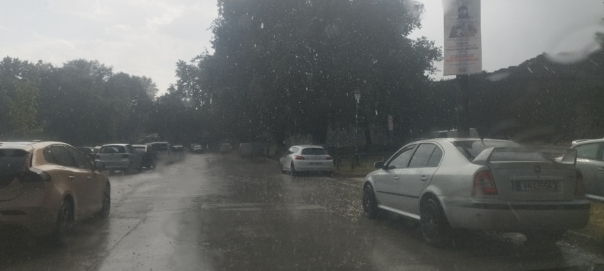 Ισχυρό μπουρίνι στα Ιωάννινα - «Χείμαρροι» οι δρόμοι σε Ίσθμια Κορινθίας και Μέγαρα, χαλάζι στα Γρεβενά, δείτε βίντεο