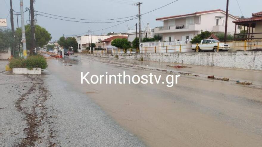 «Χείμαρροι» οι δρόμοι στα Ίσθμια Κορινθίας από την καταρρακτώδη βροχή - Δείτε βίντεο και φωτογραφίες