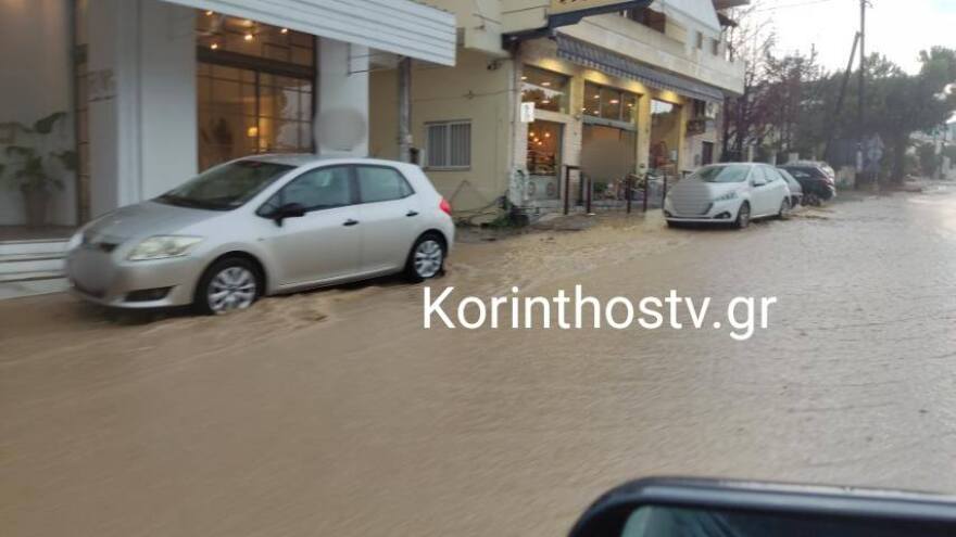 «Χείμαρροι» οι δρόμοι στα Ίσθμια Κορινθίας από την καταρρακτώδη βροχή - Δείτε βίντεο και φωτογραφίες