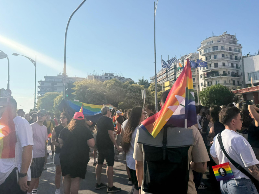 Ένα πολύχρωμο πλήθος κατέβηκε στο κέντρο της Θεσσαλονίκης για το 13ο Pride - Δείτε βίντεο και φωτογραφίες