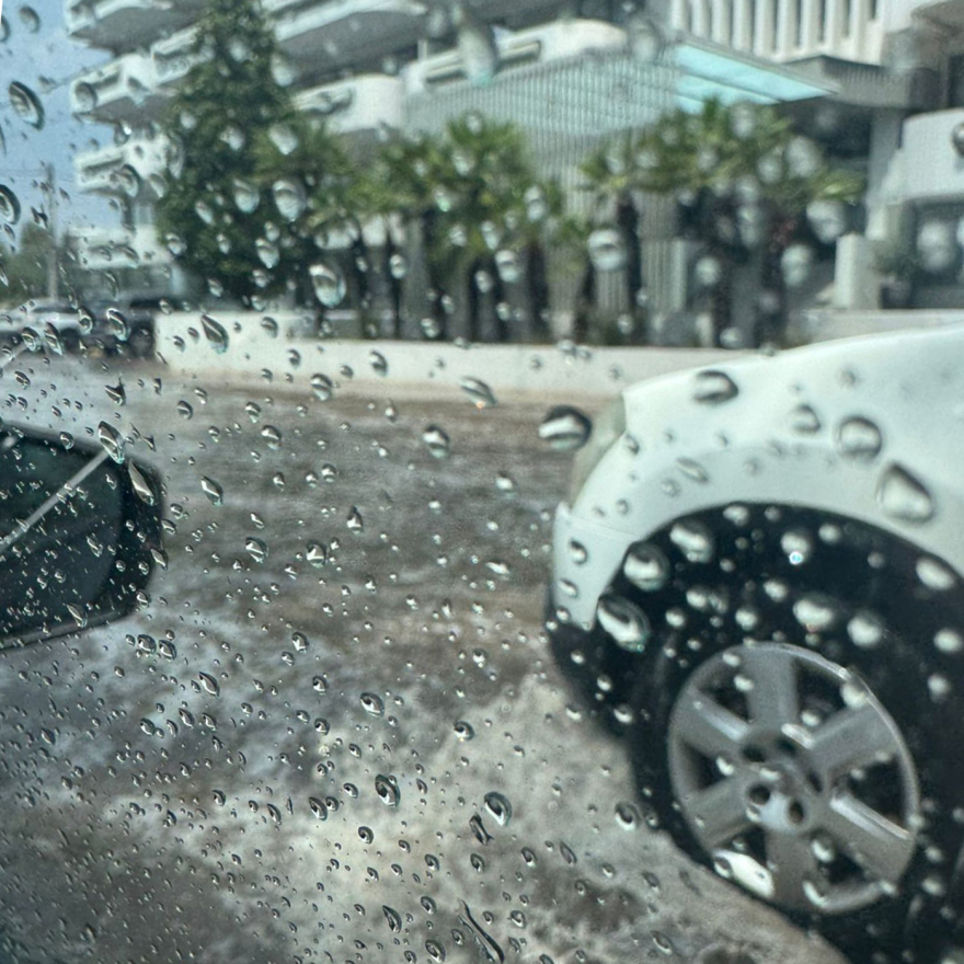 Καιρός: Μπόρα προκάλεσε πλημμύρα στην Παραλιακή, βροχές από τον Πειραιά μέχρι το κέντρο της Αθήνας - Δείτε βίντεο και φωτογραφίες