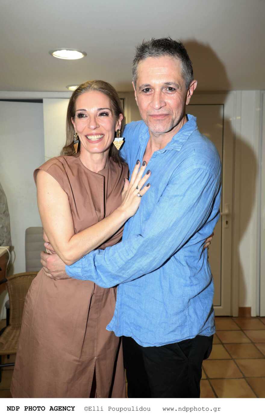 Αιμίλιος Χειλάκης - Αθηνά Μαξίμου: Τα φιλιά τους στην πρεμιέρα της θεατρικής του παράστασης - Δείτε φωτογραφίες
