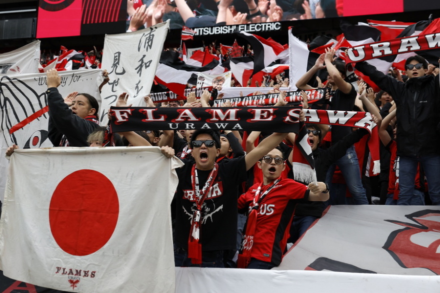 Ποδοσφαιρικός πολιτισμός από τους Ιάπωνες - Οι παίκτες της Ουράβα υποκλίθηκαν στον κόσμο τους μετά τον αποκλεισμό στο Παγκόσμιο Κύπελλο Συλλόγων - Βίντεο 