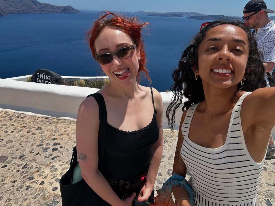 Η Τσάπελ Ρόουν επισκέφτηκε τη Σαντορίνη - Δείτε φωτογραφίες και βίντεο
