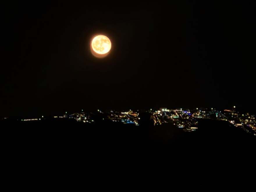 Η Τσάπελ Ρόουν επισκέφτηκε τη Σαντορίνη - Δείτε φωτογραφίες και βίντεο
