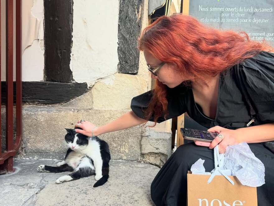 Η Τσάπελ Ρόουν επισκέφτηκε τη Σαντορίνη - Δείτε φωτογραφίες και βίντεο
