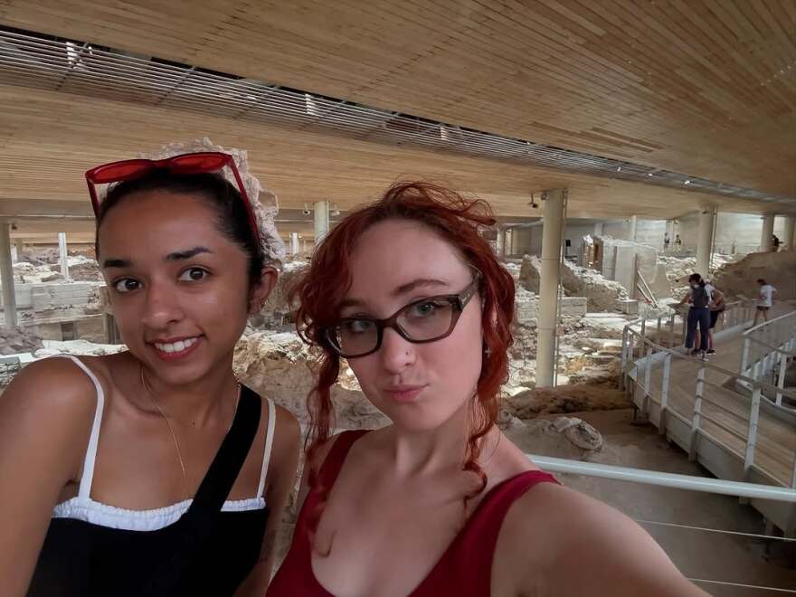 Η Τσάπελ Ρόουν επισκέφτηκε τη Σαντορίνη - Δείτε φωτογραφίες και βίντεο
