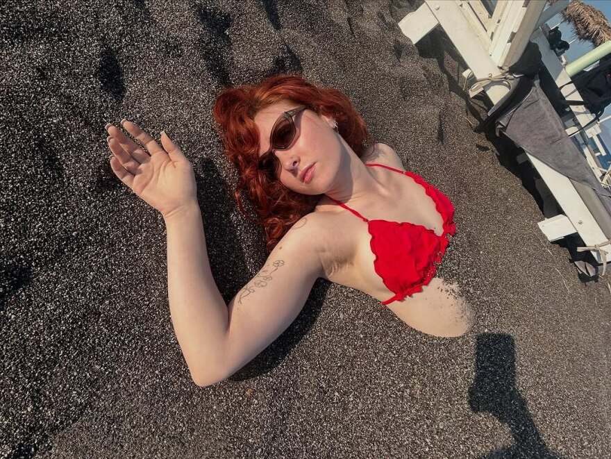 Η Τσάπελ Ρόουν επισκέφτηκε τη Σαντορίνη - Δείτε φωτογραφίες και βίντεο
