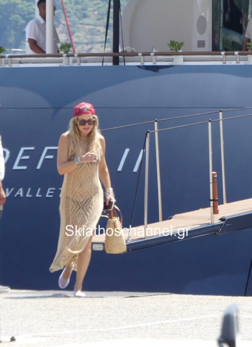 Η Κέιτ Χάντσον αποχώρησε με την οικογένειά της από τη Σκιάθο
