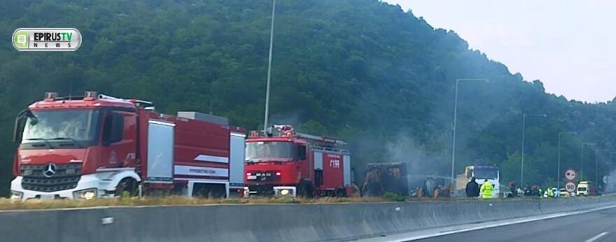 Ιωάννινα: Φωτιά σε νταλίκα τα ξημερώματα στην Εγνατία - Μετέφερε ρούχα γνωστής αλυσίδας Ιωάννινα: Φωτιά σε νταλίκα τα ξημερώματα στην Εγνατία - Μετέφερε ρούχα γνωστής αλυσίδας