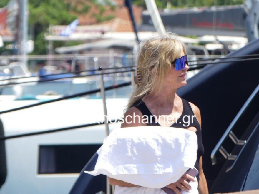 Η Κέιτ Χάντσον αποχώρησε με την οικογένειά της από τη Σκιάθο
