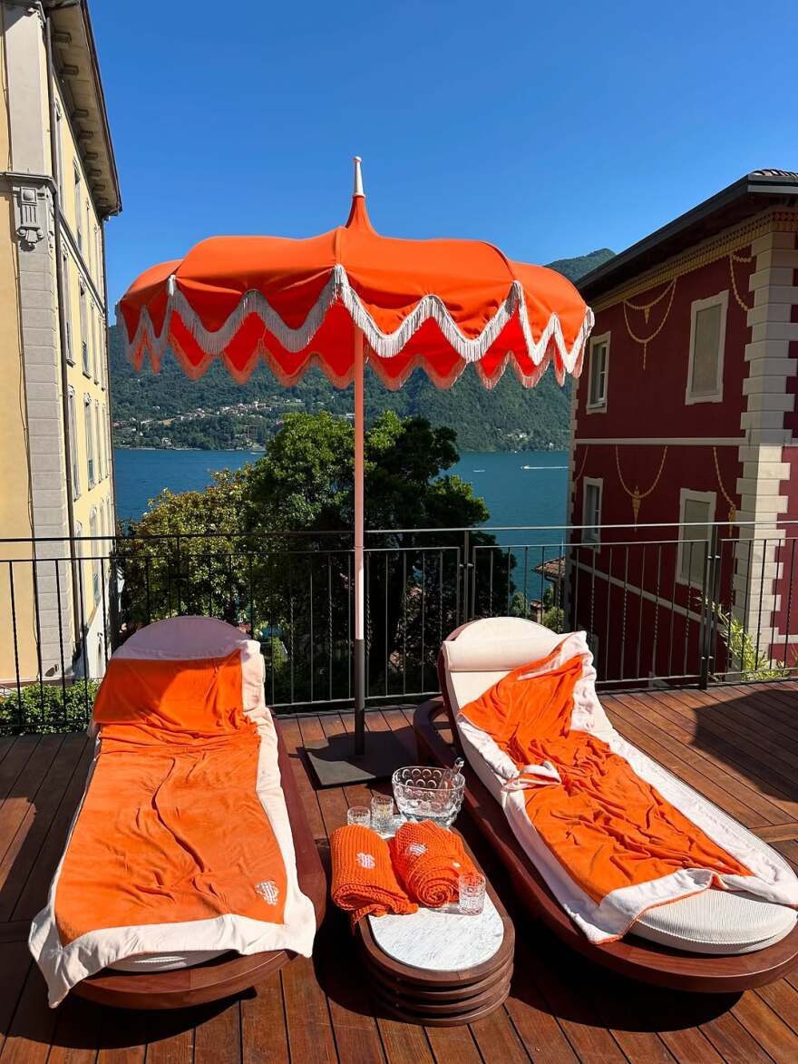 Η Κιάρα Φεράνι πόζαρε με μαγιό σε πισίνα