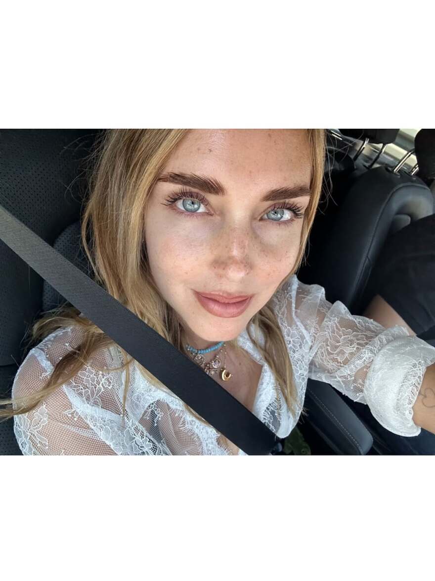 Η Κιάρα Φεράνι πόζαρε με μαγιό σε πισίνα